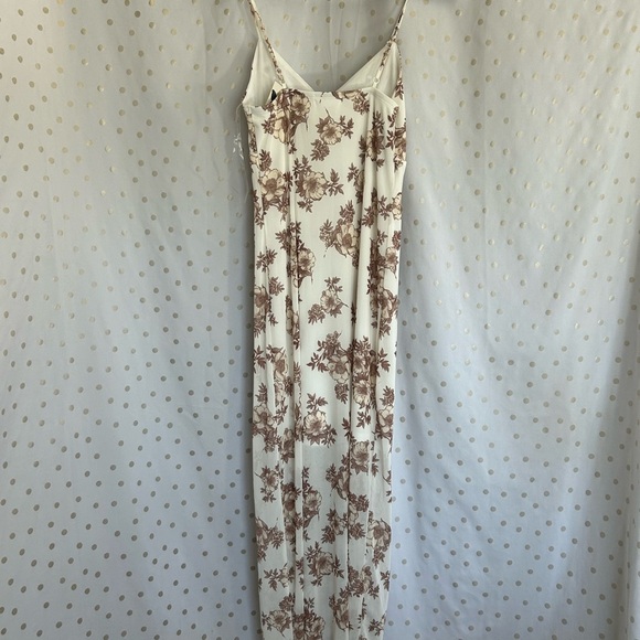 Chic White Maxi Dress with Brown Floral Design - Picture 4 of 12